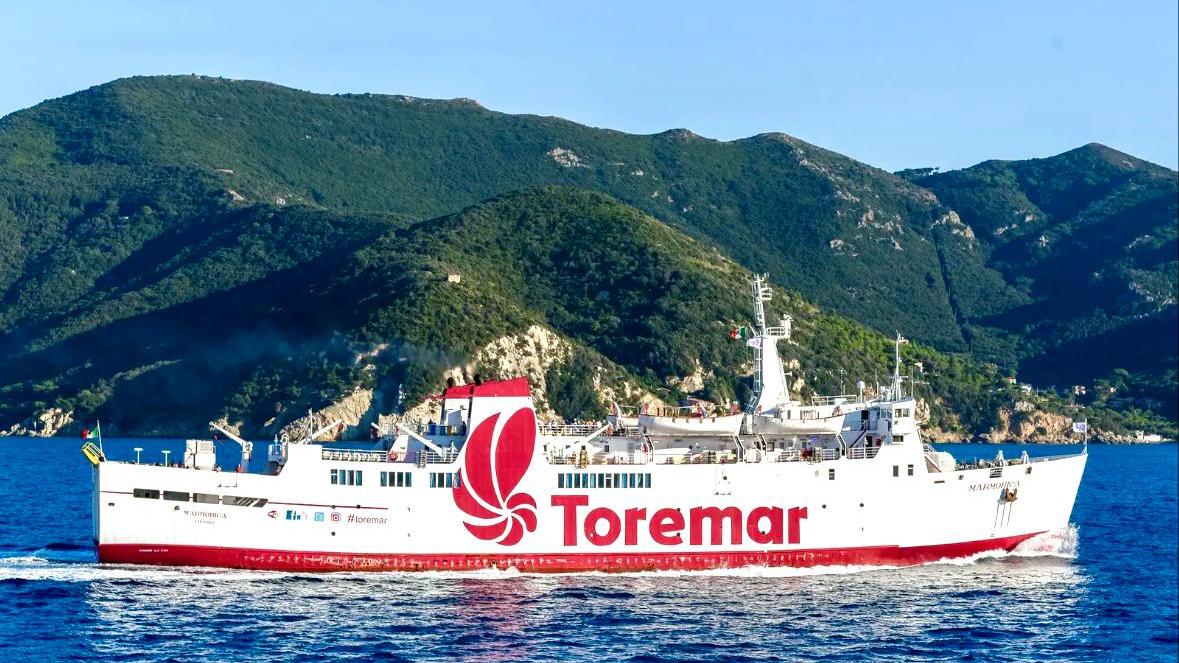 Una nave della Toremar, dove Tesei è stato direttore del personale