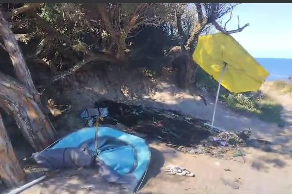 Vandali alla Marina di Sorso, rifiuti e fiamme all’Albero secco