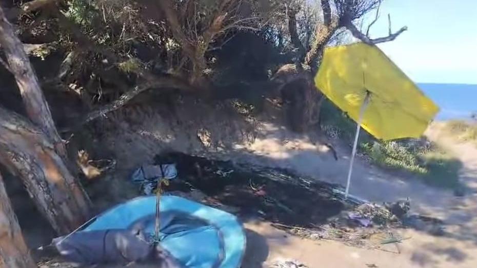 Vandali alla Marina di Sorso, rifiuti e fiamme all’Albero secco