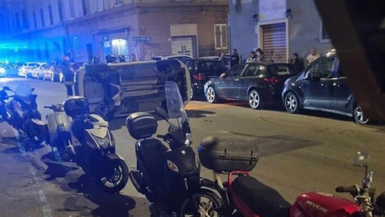 I vigili del fuoco mentre rimuovono l'auto ribaltata