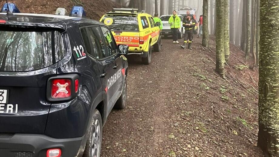 Malore mentre cerca funghi a Fanano: muore un 73enne di Marano