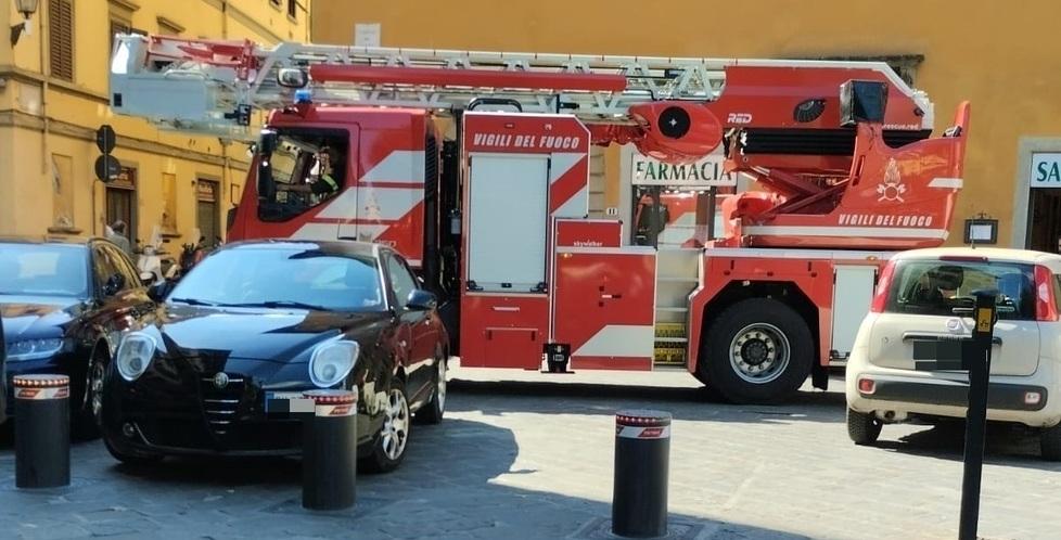
	Un mezzo dei vigili del fuoco bloccato perch&eacute; non riesce a entrare nella piazza: la foto &egrave; stata scattata il 20 settembre

