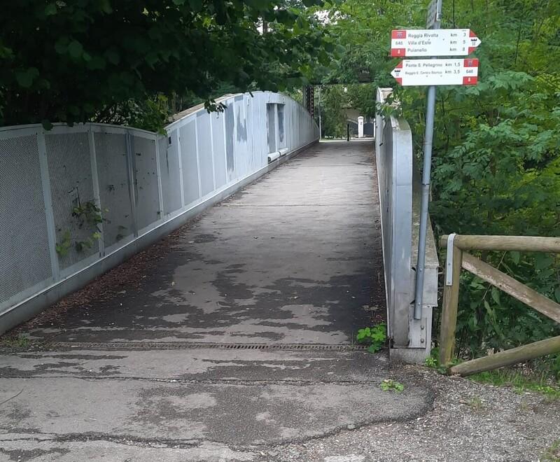 Rapina con spray urticante al parco delle Caprette