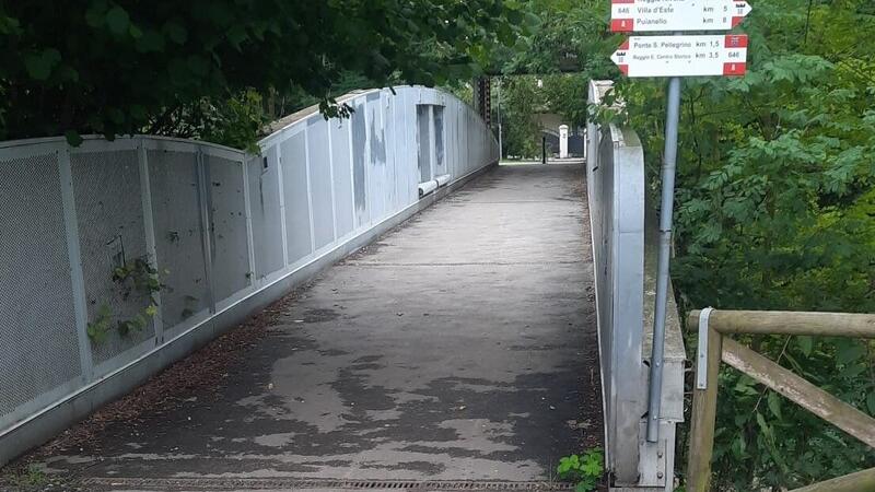 Rapina con spray urticante al parco delle Caprette