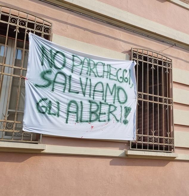 Ferrara, parcheggio al posto del giardino. Oltre 200 cittadini contro il piano