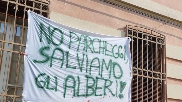 Ferrara, parcheggio al posto del giardino. Oltre 200 cittadini contro il piano