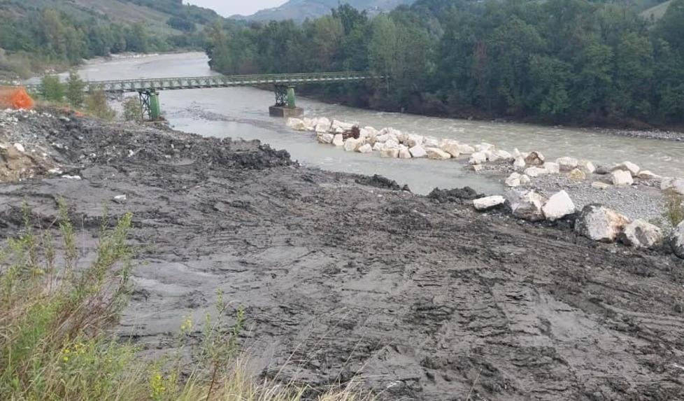 Alveo del fiume Panaro ristretto dai lavori: è subito frana alla prima piena