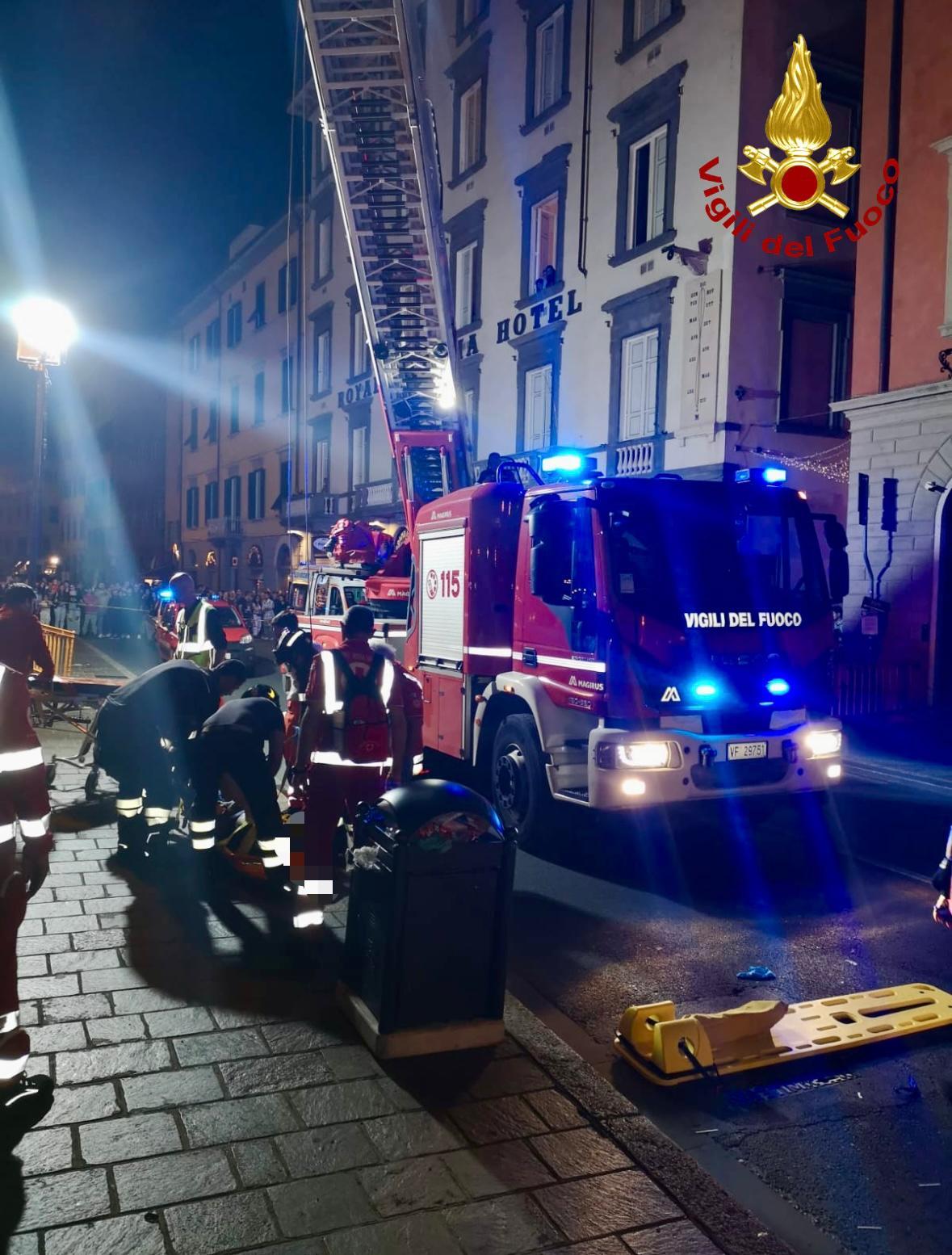Pisa, cade dalle spallette del Lungarno: è grave a Cisanello