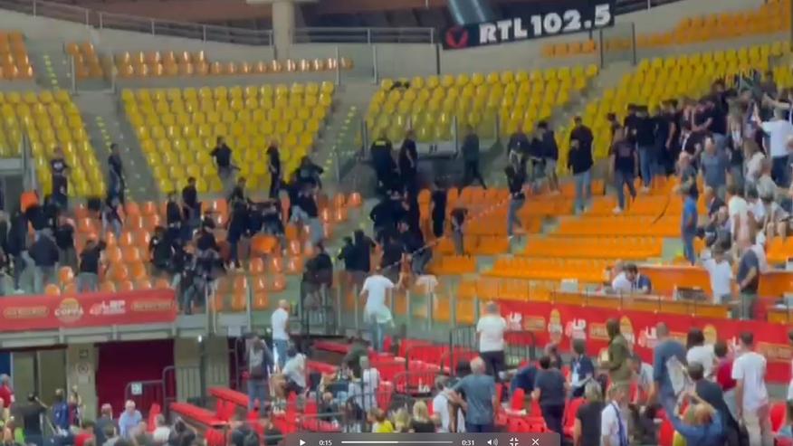 Gli scontri sugli spalti