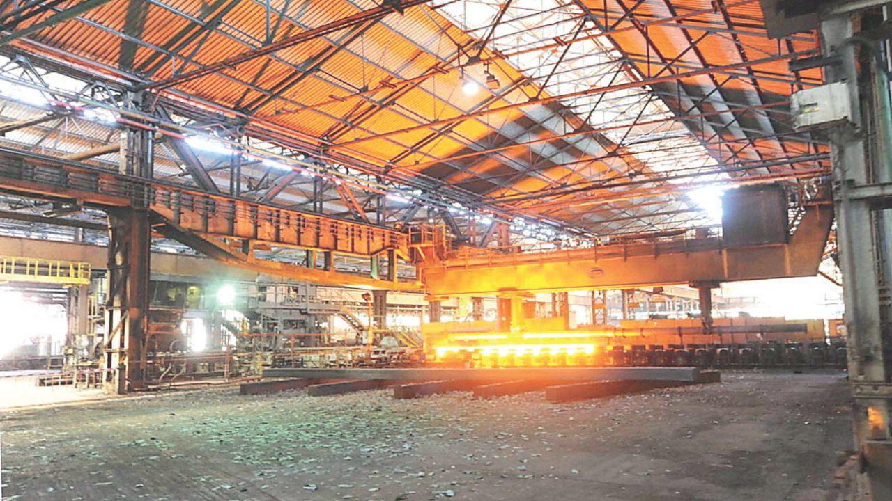 
	Il treno rotaie dello stabilimento Jsw Steel (foto Paolo Barlettani)


