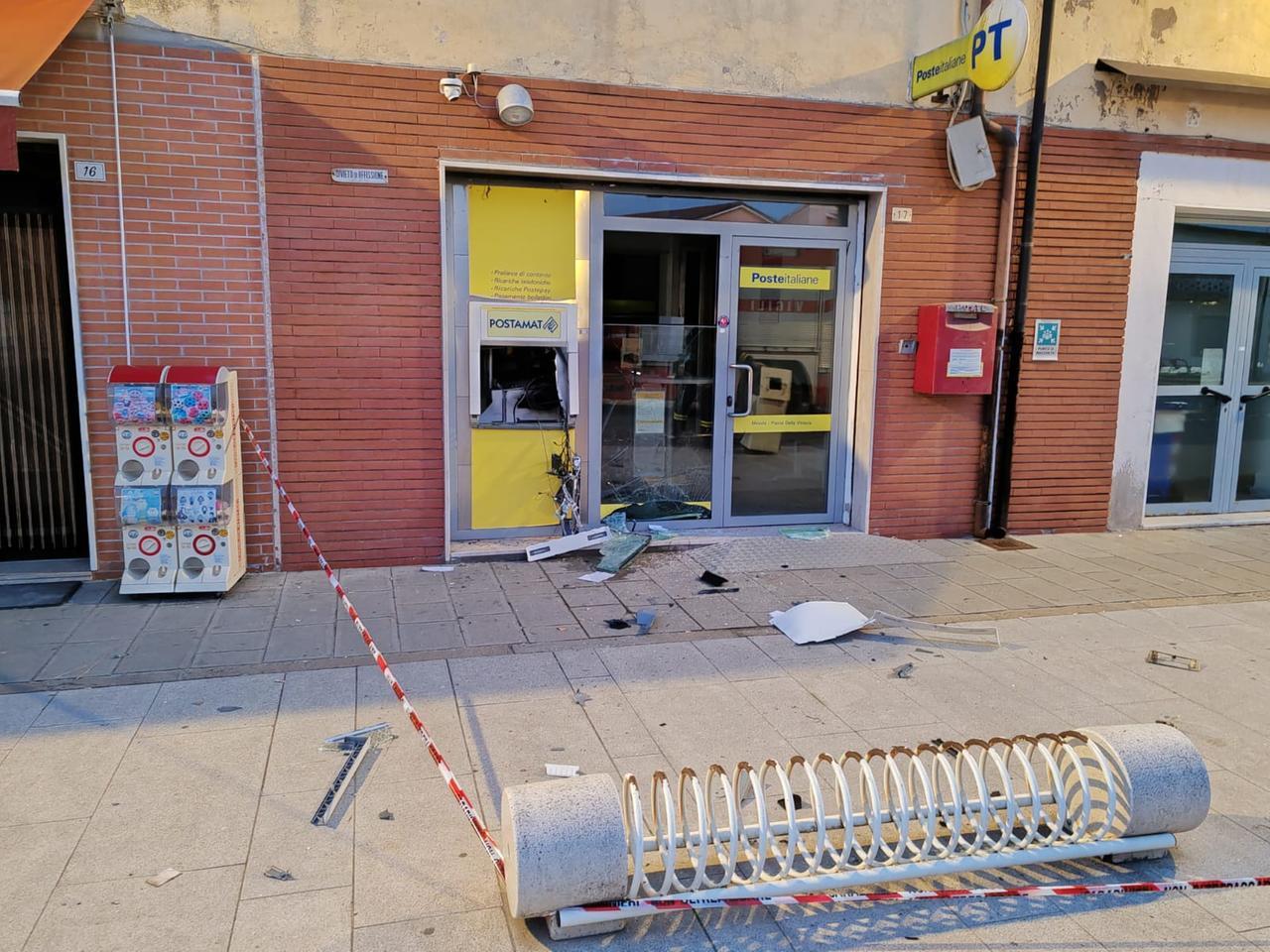 Assalto all’ufficio postale di Mesola: i ladri fanno esplodere il Postamat