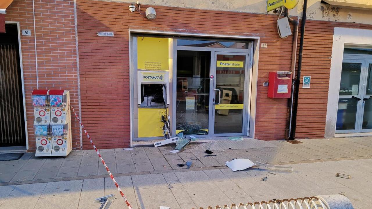 Assalto all’ufficio postale di Mesola: i ladri fanno esplodere il Postamat