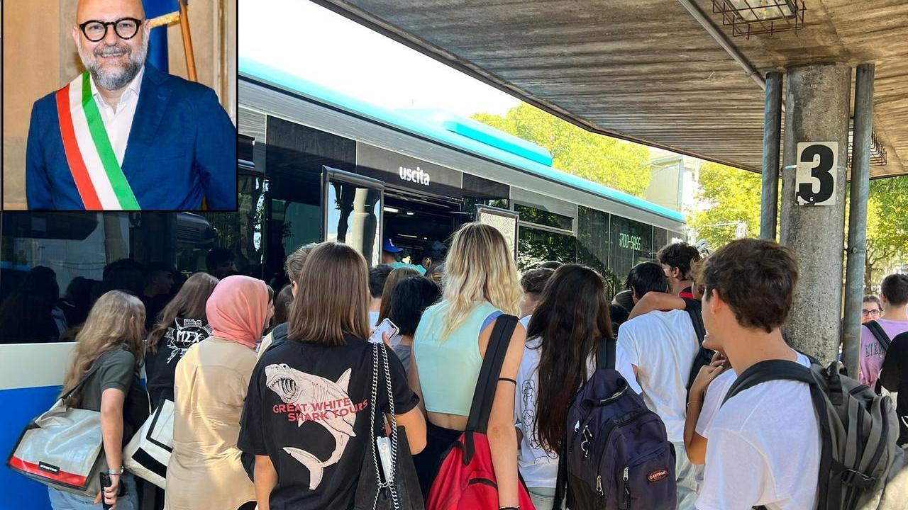 Sopralluogo in stazione del sindaco Mezzetti: «Bus, situazione inaccettabile»