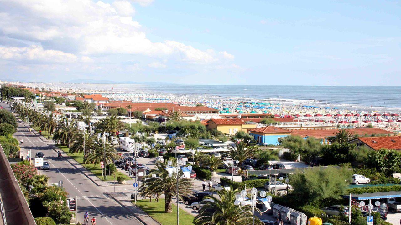 Una veduta di Marina di Pietrasanta (foto Roberto Paglianti)