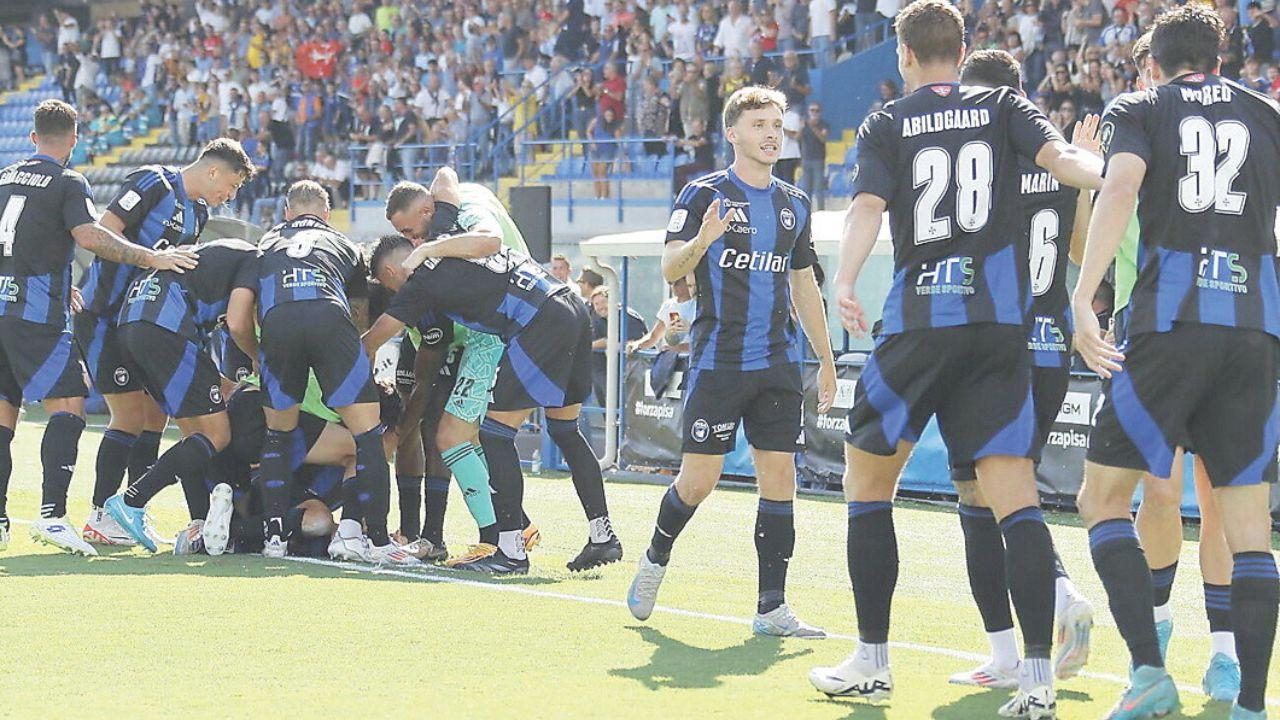 
	<br />
	I giocatori nerazzurri sommergono di abbracci Piccinini dopo il primo gol (Muzzi)

