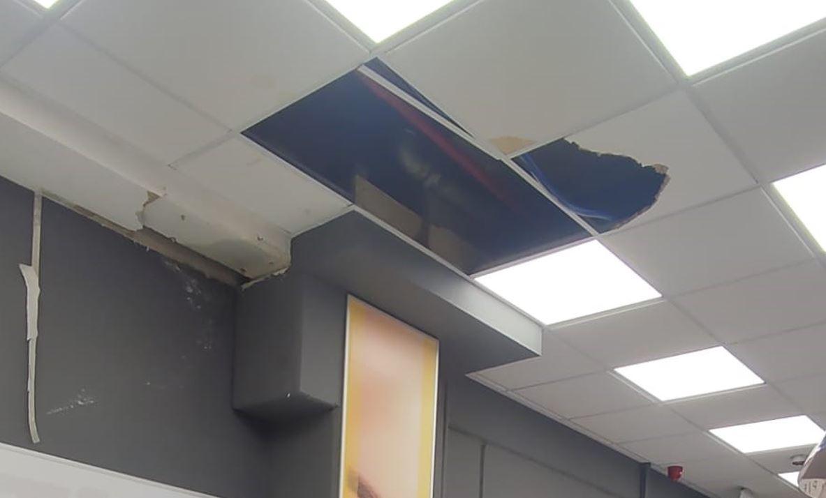 Argenta, cade il controsoffitto del negozio: cliente ferita lievemente