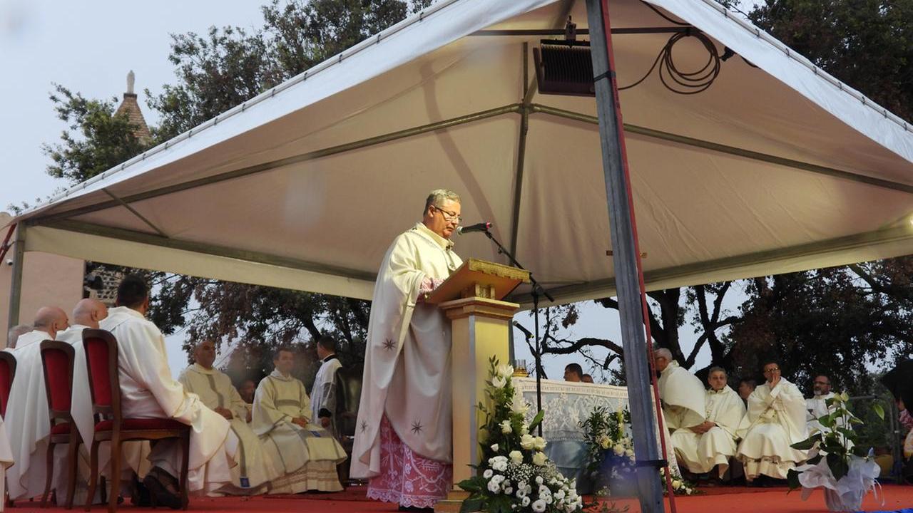 L’arcivescovo di Oristano: «Meno messe e più incontri per ripopolare la Chiesa»