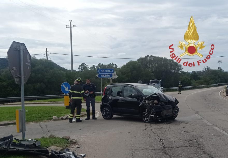 Arzachena, incidente all’incrocio: due donne in ospedale