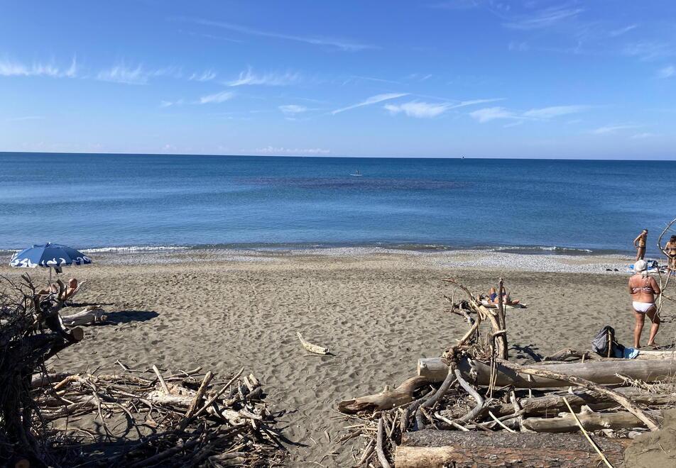 Cecina, al Tombolo Sud la spiaggia sta sparendo: le soluzioni per salvarla – Video