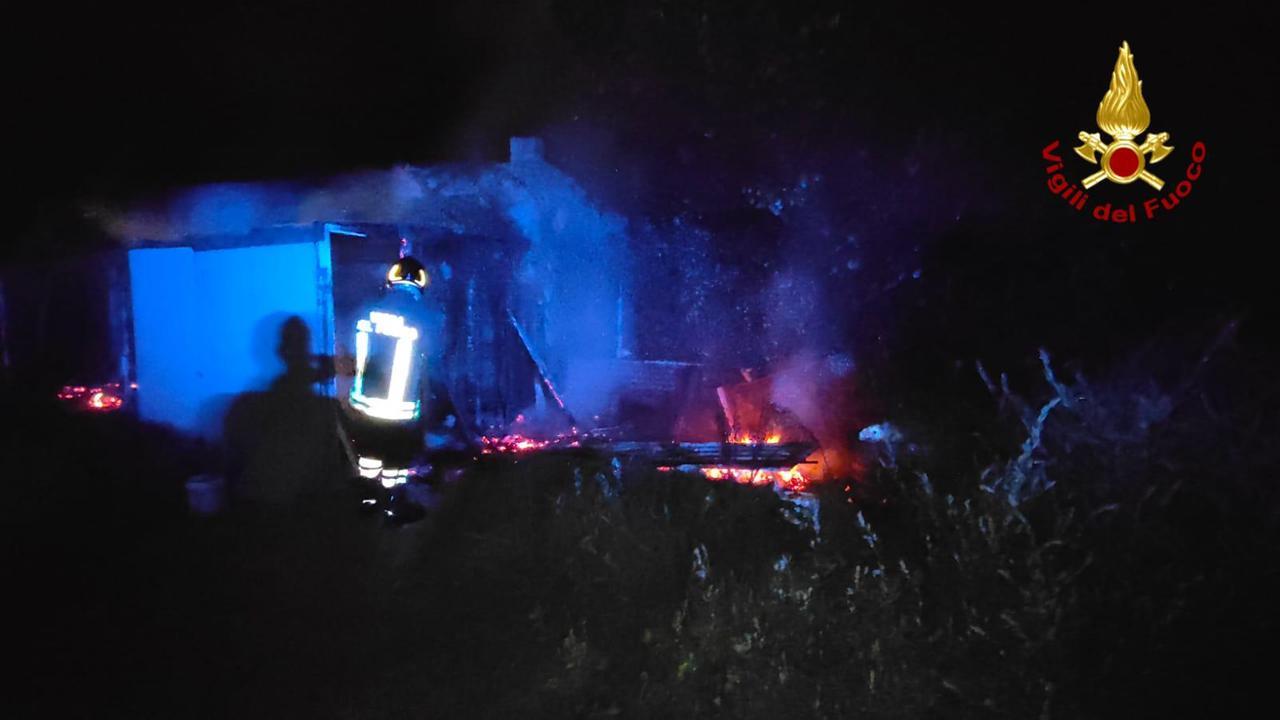 Pollaio in fiamme nelle campagne di Mamoiada