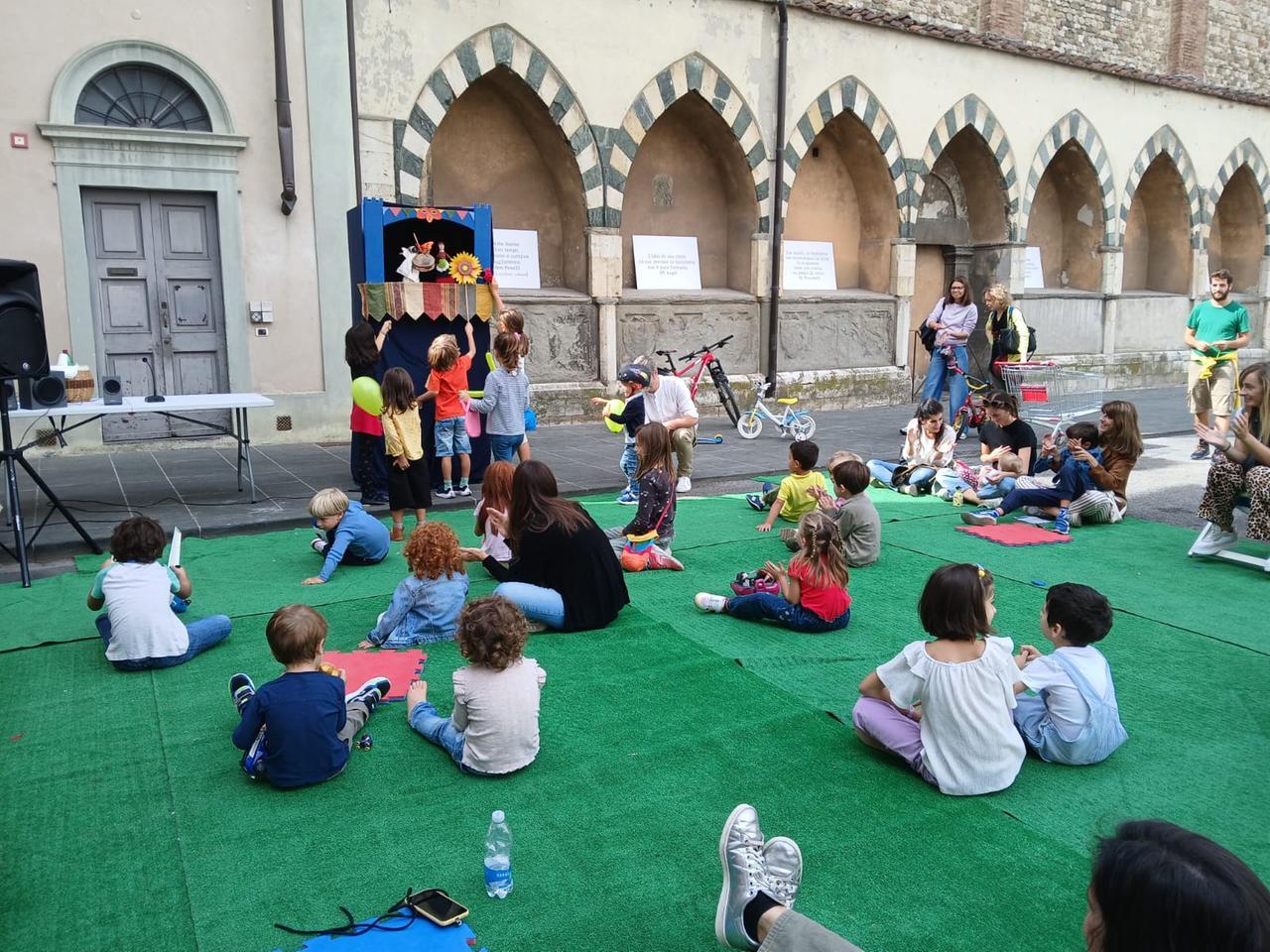 
	I bambini davanti al teatro delle marionette


