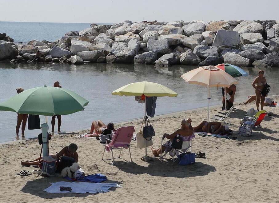 Bagni aperti in autunno, il litorale pisano in controtendenza: «Vi spiego perché non conviene»