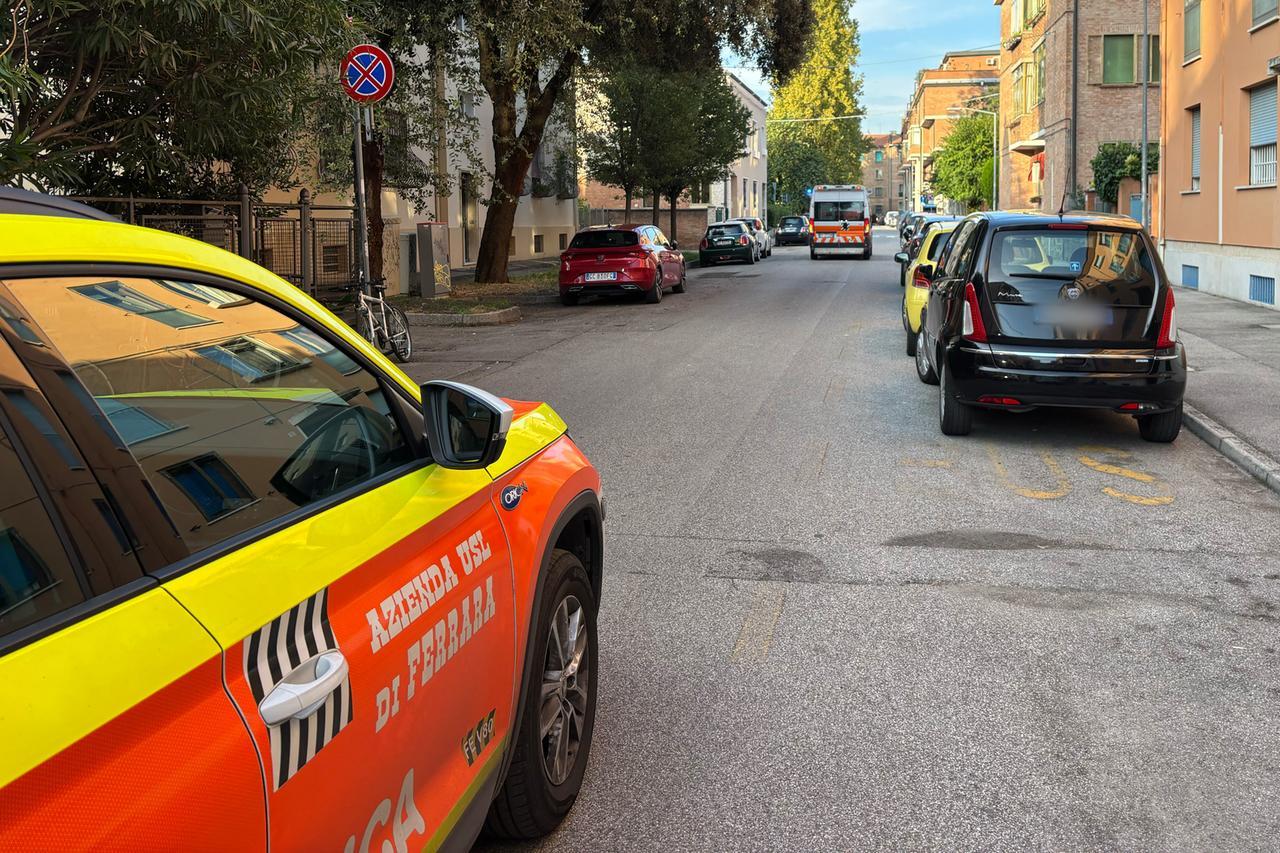 Ferrara, cade dalla bici poi se la prende con gli operatori sanitari