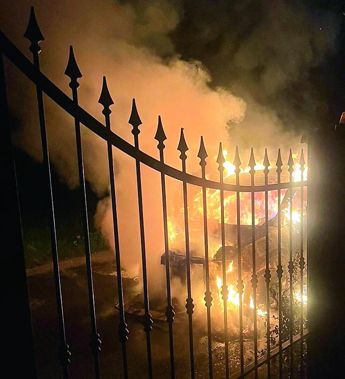 Auto a fuoco nella notte, il proprietario: “Non me lo spiego”