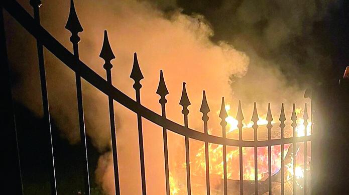 Auto a fuoco nella notte, il proprietario: “Non me lo spiego”