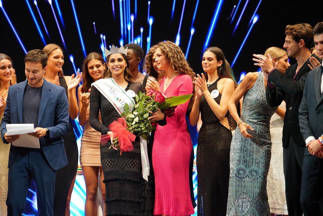 
	Con corona e fascia miss Italia 2024 Ofelia Passaponit, Elisa Armosini a destra mentre applaude la vincitrice&nbsp;

