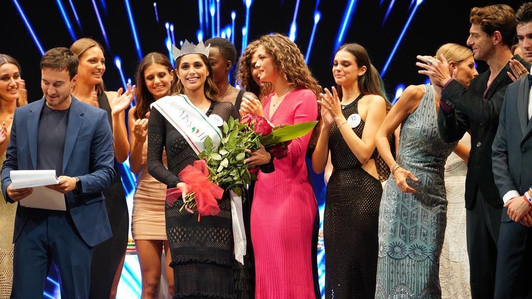 Con corona e fascia miss Italia 2024 Ofelia Passaponit, Elisa Armosini a destra mentre applaude la vincitrice 