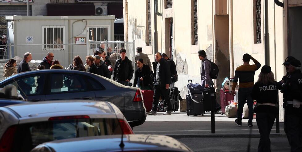 
	Un momento dello sgombero del palazzo del Picchetto da parte del Comune (foto Pentafoto)

