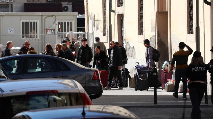 Un momento dello sgombero del palazzo del Picchetto da parte del Comune (foto Pentafoto)