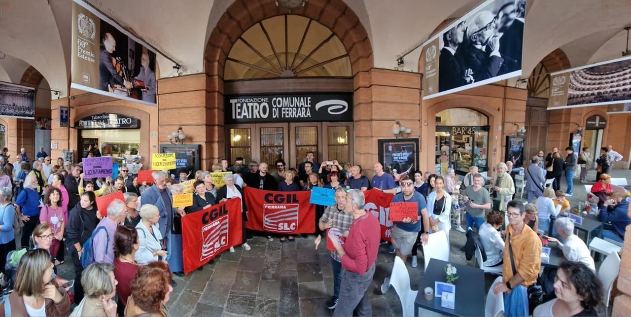 Ferrara, sit-in per Morena: «Deve tornare in teatro»
