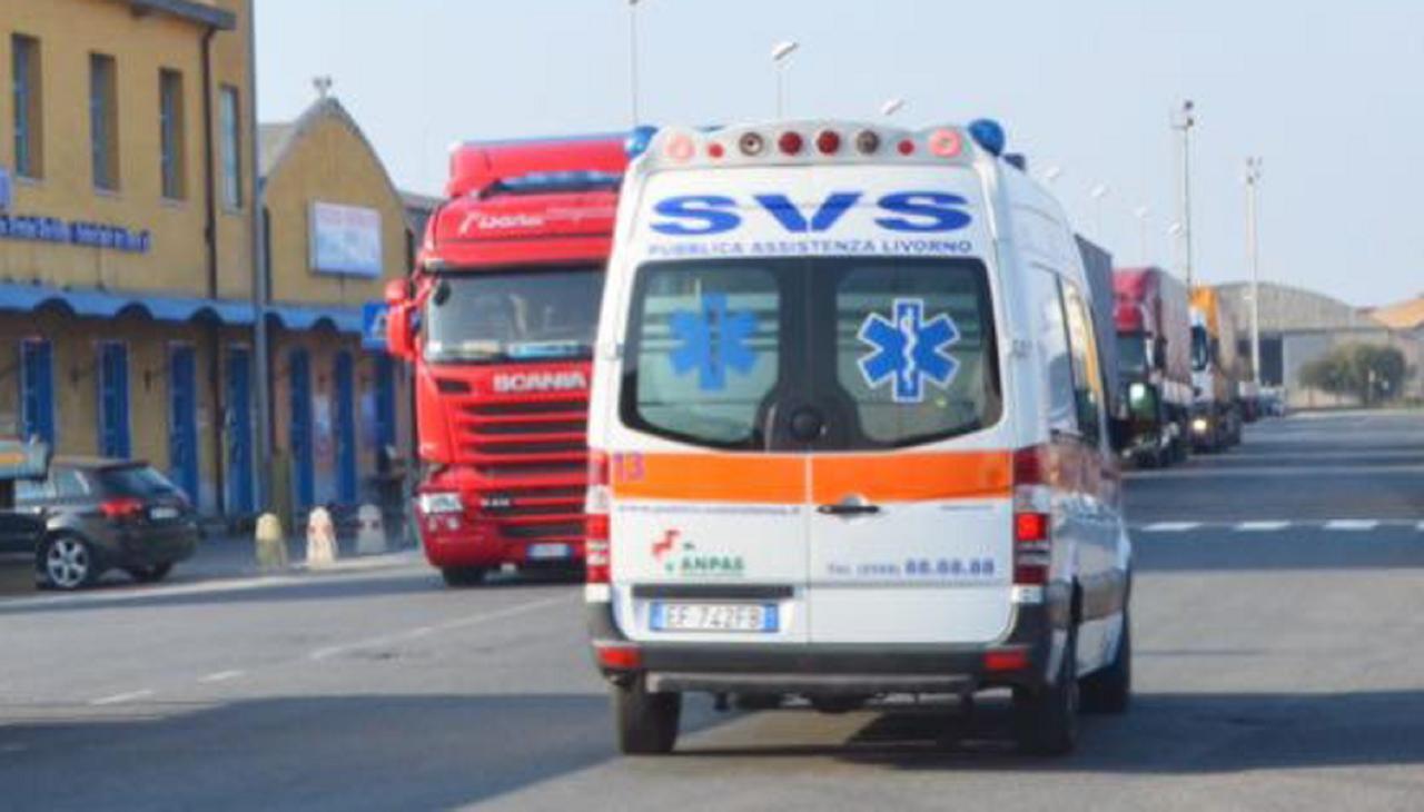 
	Un'ambulanza della Svs in porto (foto d'archivio)

