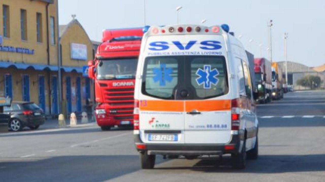 Un'ambulanza della Svs in porto (foto d'archivio)