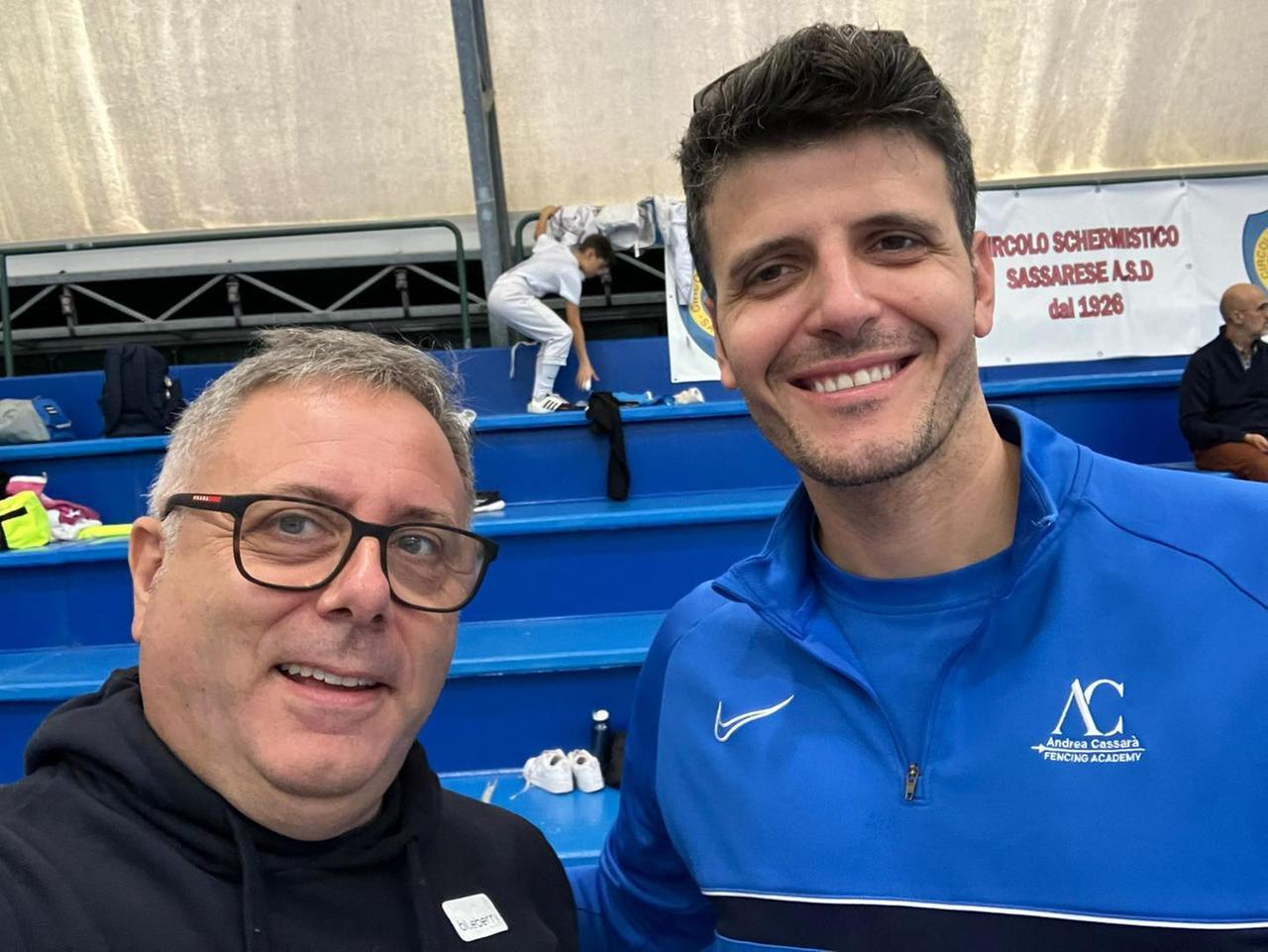 
	<strong>Andrea Cassar&agrave; </strong>(a destra) con il presidente del Circolo Schermistico Sassarese, <strong>Marco Mignano</strong>

