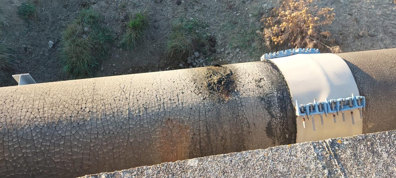 Il collettore con la perdita che sversa i liquami nella zona dello stagno di Santa Giusta