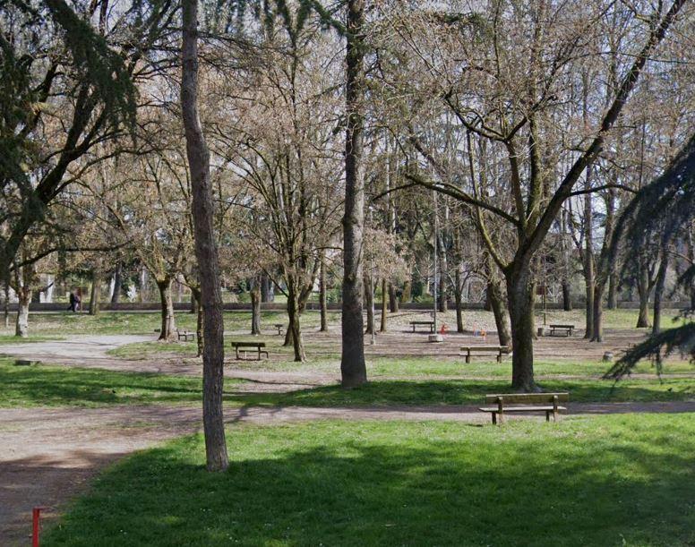 Prende a martellate una panchina al Parco delle caprette