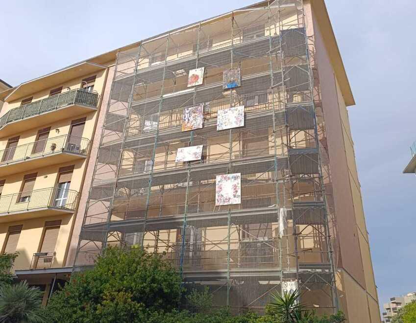 Livorno, contro i cantieri lumaca quadri sulle impalcature: «Lavori fermi da anni»<br>
