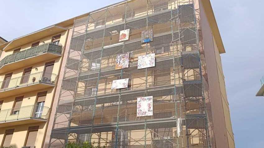 Livorno, contro i cantieri lumaca quadri sulle impalcature: «Lavori fermi da anni»<br>
