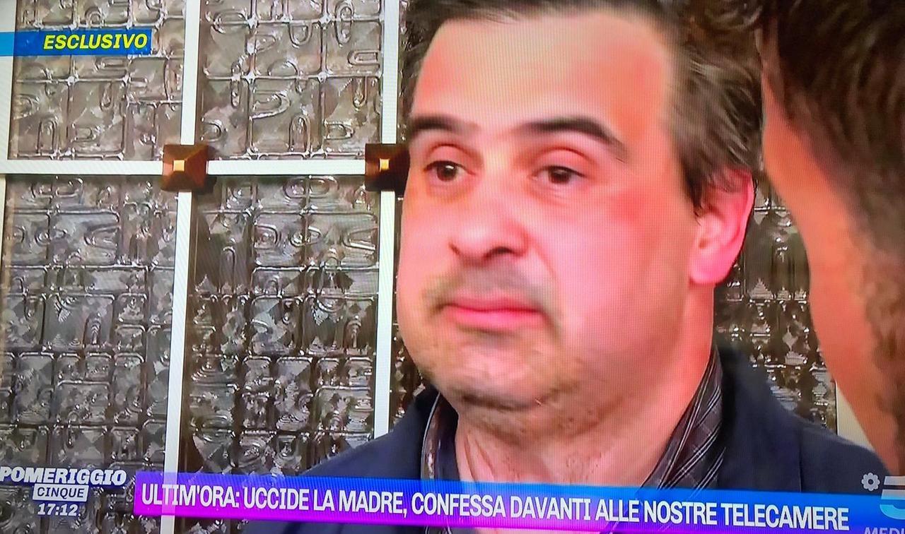 Donna uccisa a Spezzano, il figlio confessa in tv: «Ho strangolato io mia madre»