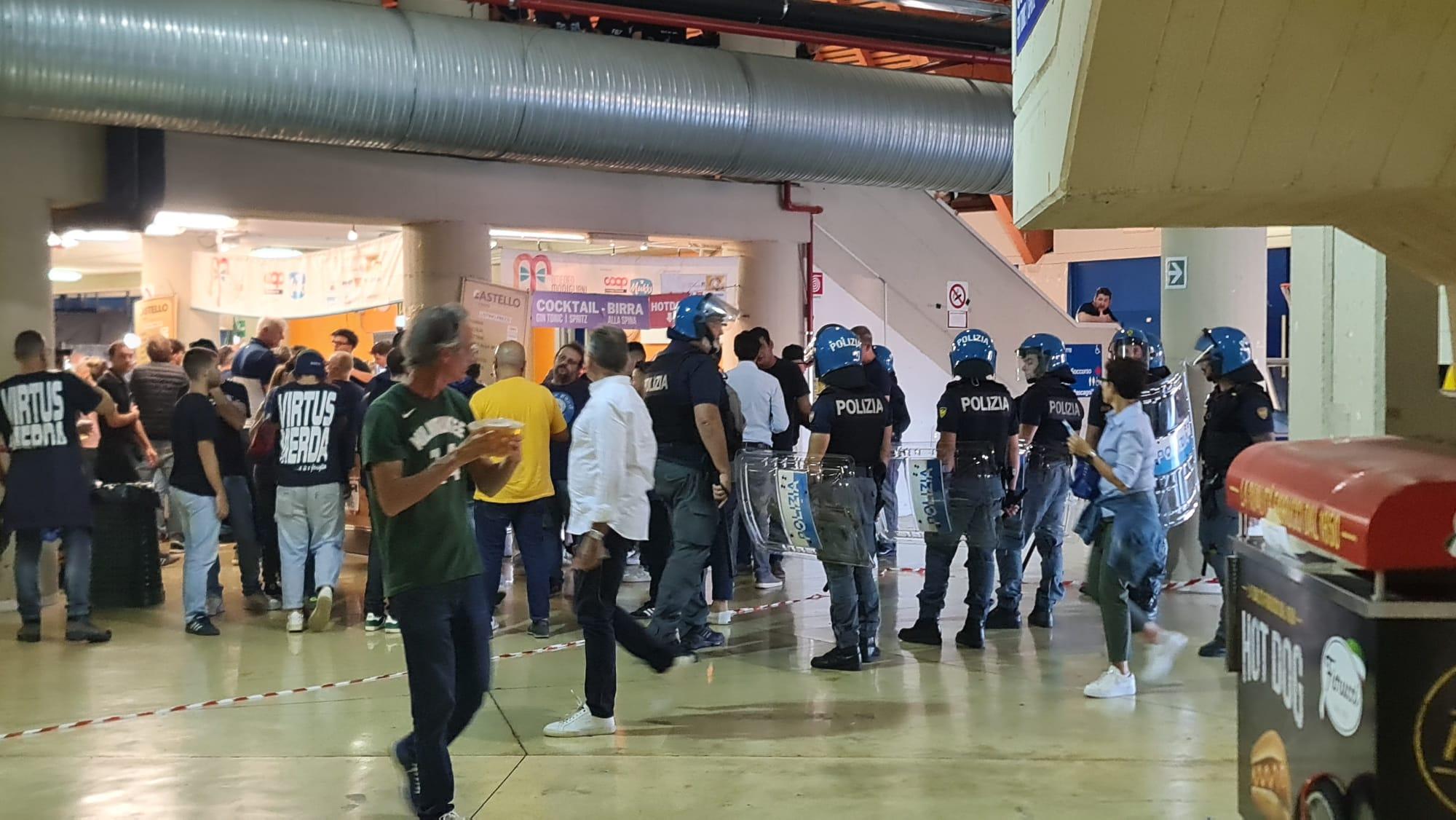 Polizia all'interno del PalaModì
