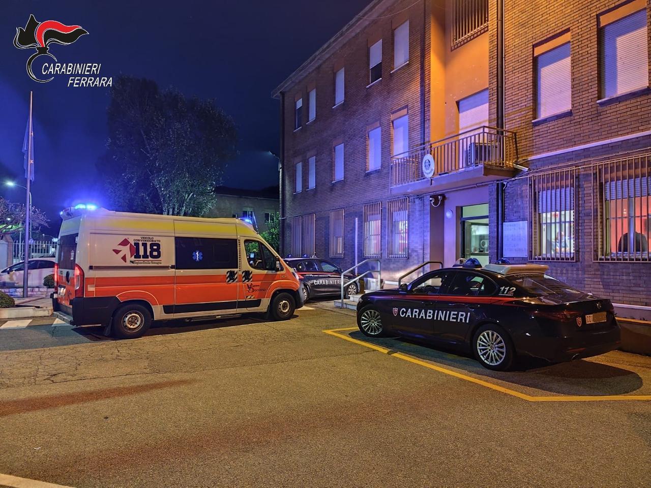 Passanti minacciati con la zappa, 62enne arrestato a Comacchio