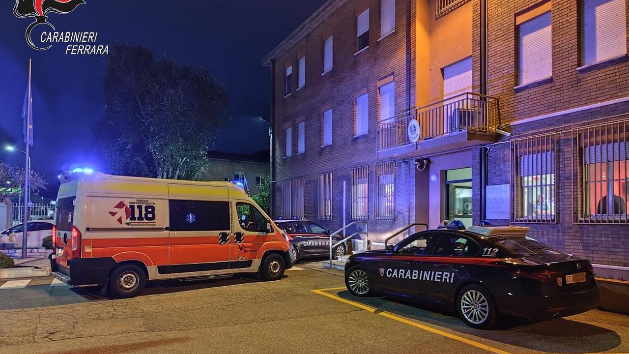 Passanti minacciati con la zappa, 62enne arrestato a Comacchio