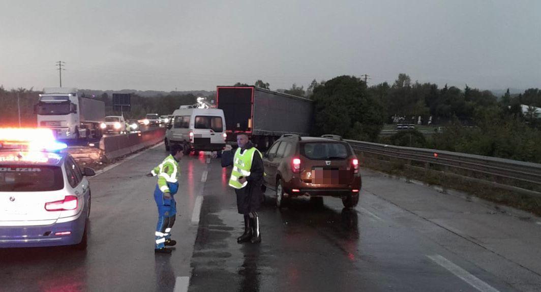Cecina, incidente sull’Aurelia, carreggiata nord chiusa: operazioni di messa in sicurezza