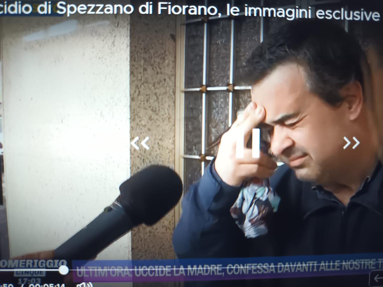 
	Lorenzo Carbone durante la confessione in diretta tv a "Pomeriggio Cinque" condotto da Myrta Merlino

