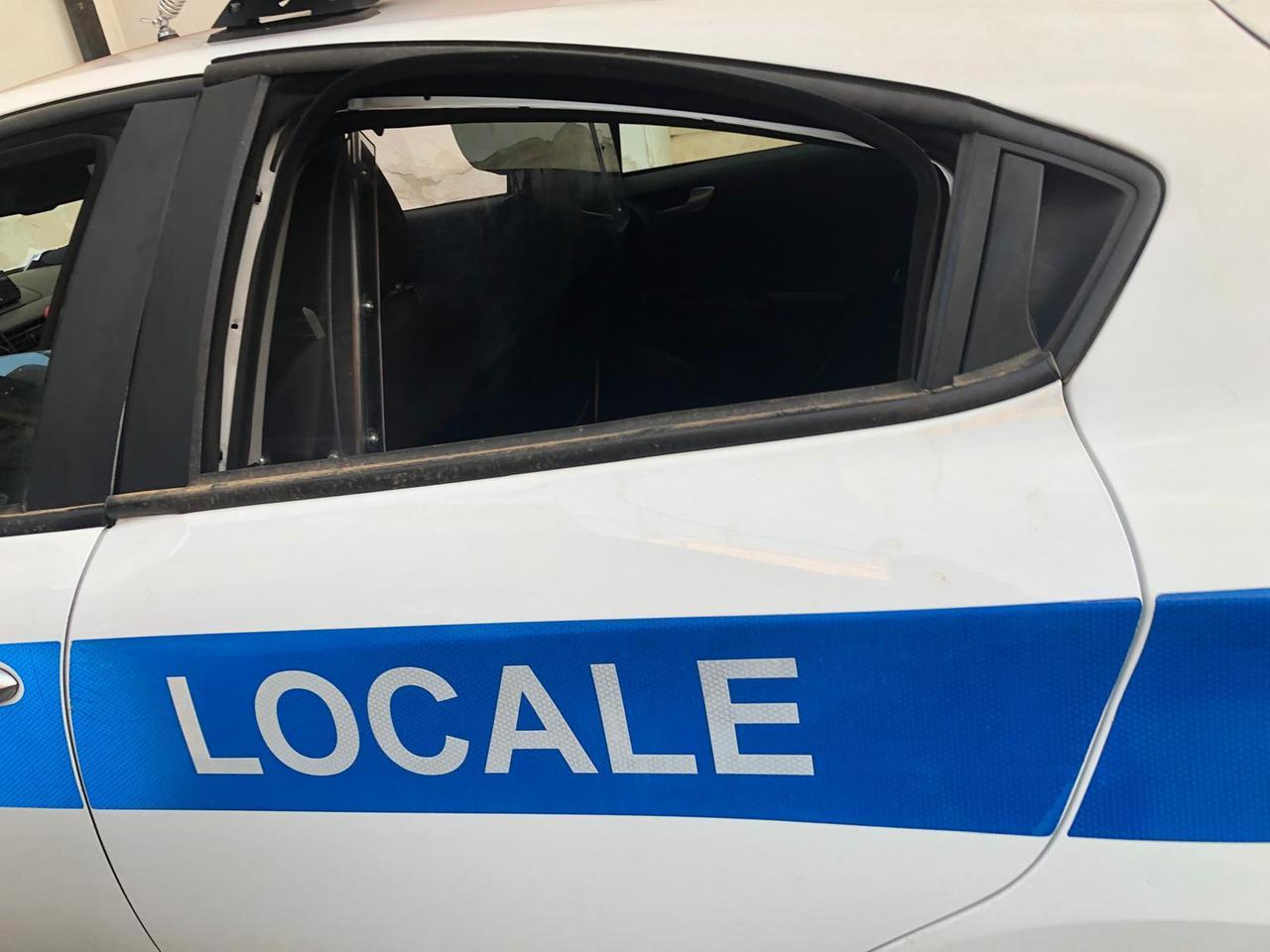 Paura al centro storico di Sassari,  aggredisce una donna e poi morde un agente della polizia locale