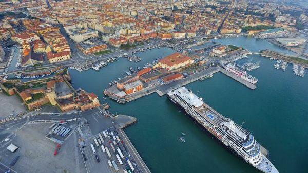 Il porto di Livorno in una veduta dall'alto (foto d'archivio)