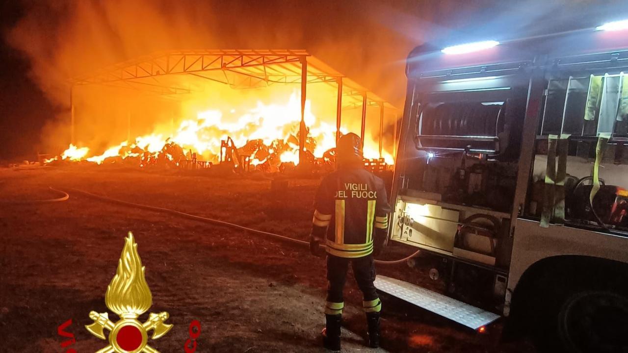 Orani, rogo in un fienile: distrutte 1000 rotoballe